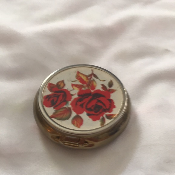 🌸NEW🌸 Vintage Pill Box - Picture 7 of 9